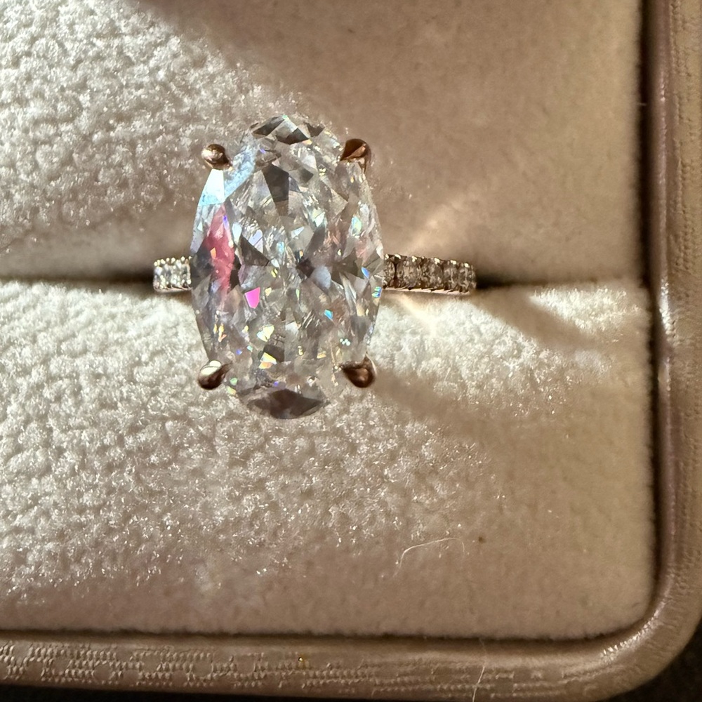 6ct 9k solid rose gold moissanite size 7
Oval-Cut Ring